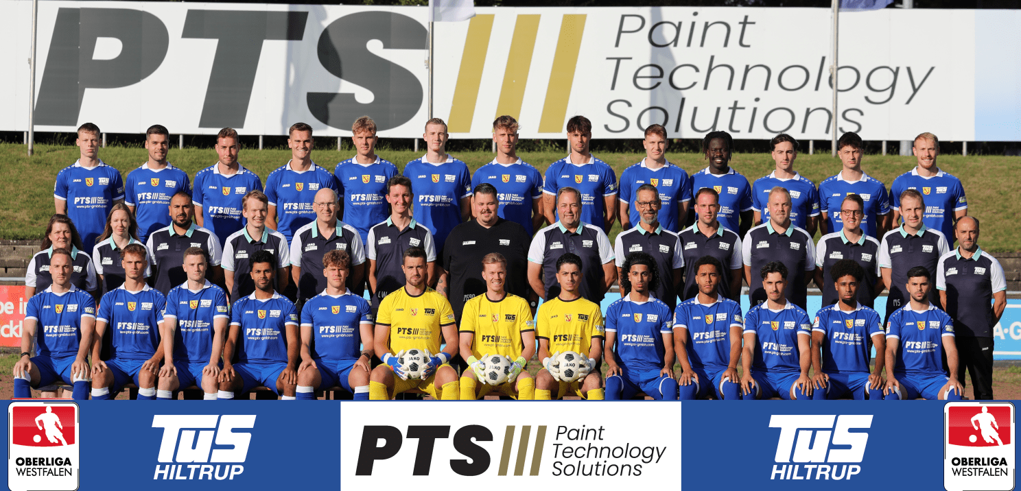 Mannschaftsaufnahme mit Spielern und Trainern in blauen Trikots vor einer Werbebande für PTS Paint Technology Solutions.
