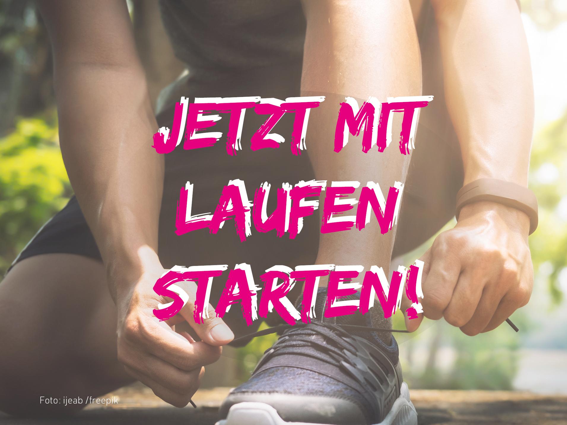 Nahaufnahme eines Menschen, der sich Laufschuhe bindet, mit motivationalem Text im Hintergrund.