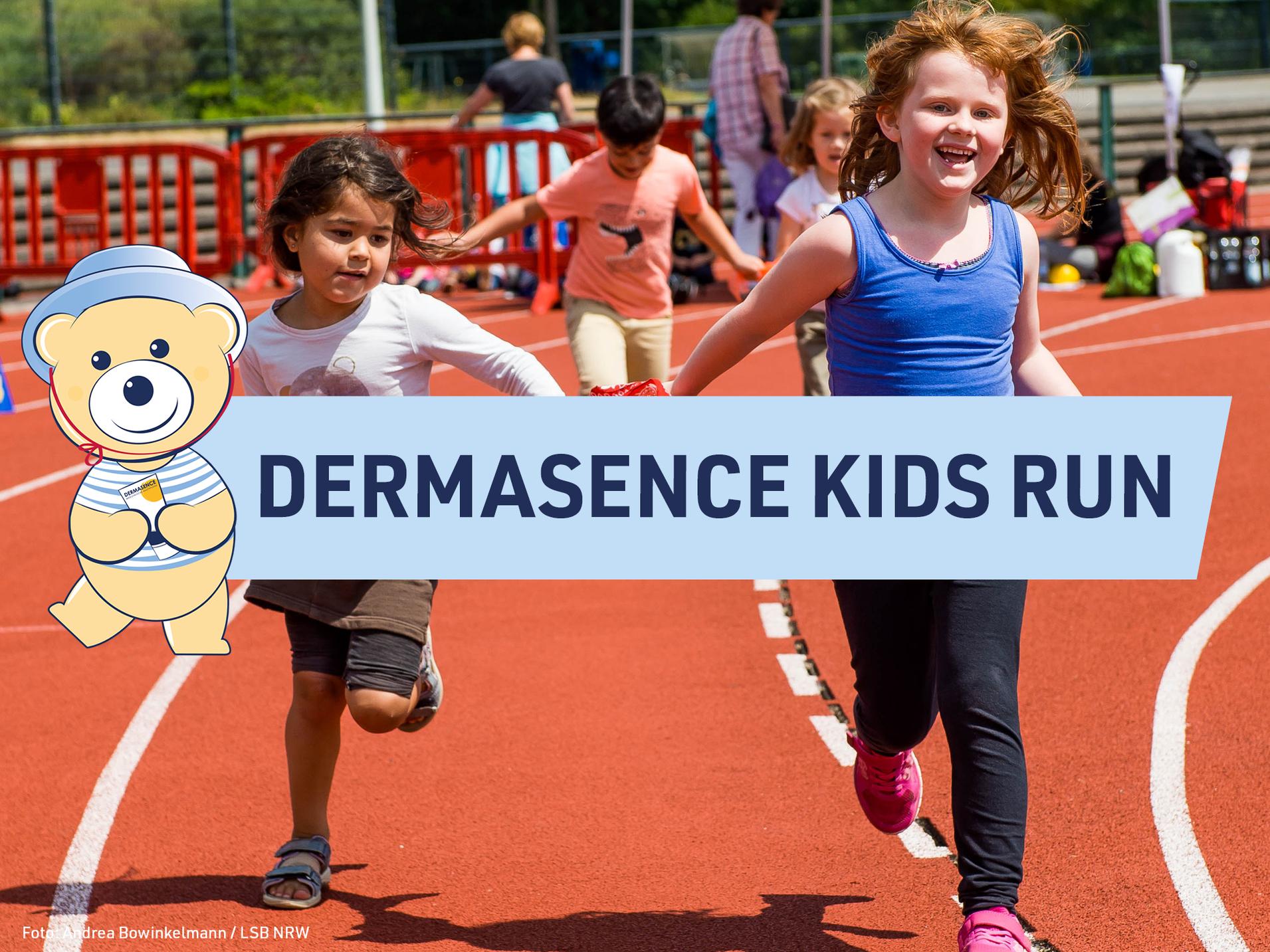 Dermasence Kids Run: In diesem Jahr gleich 3 Läufe für Kinder Zwei Kinder rennen fröhlich auf einer roten Laufbahn während des Dermasence Kids Run-Events.