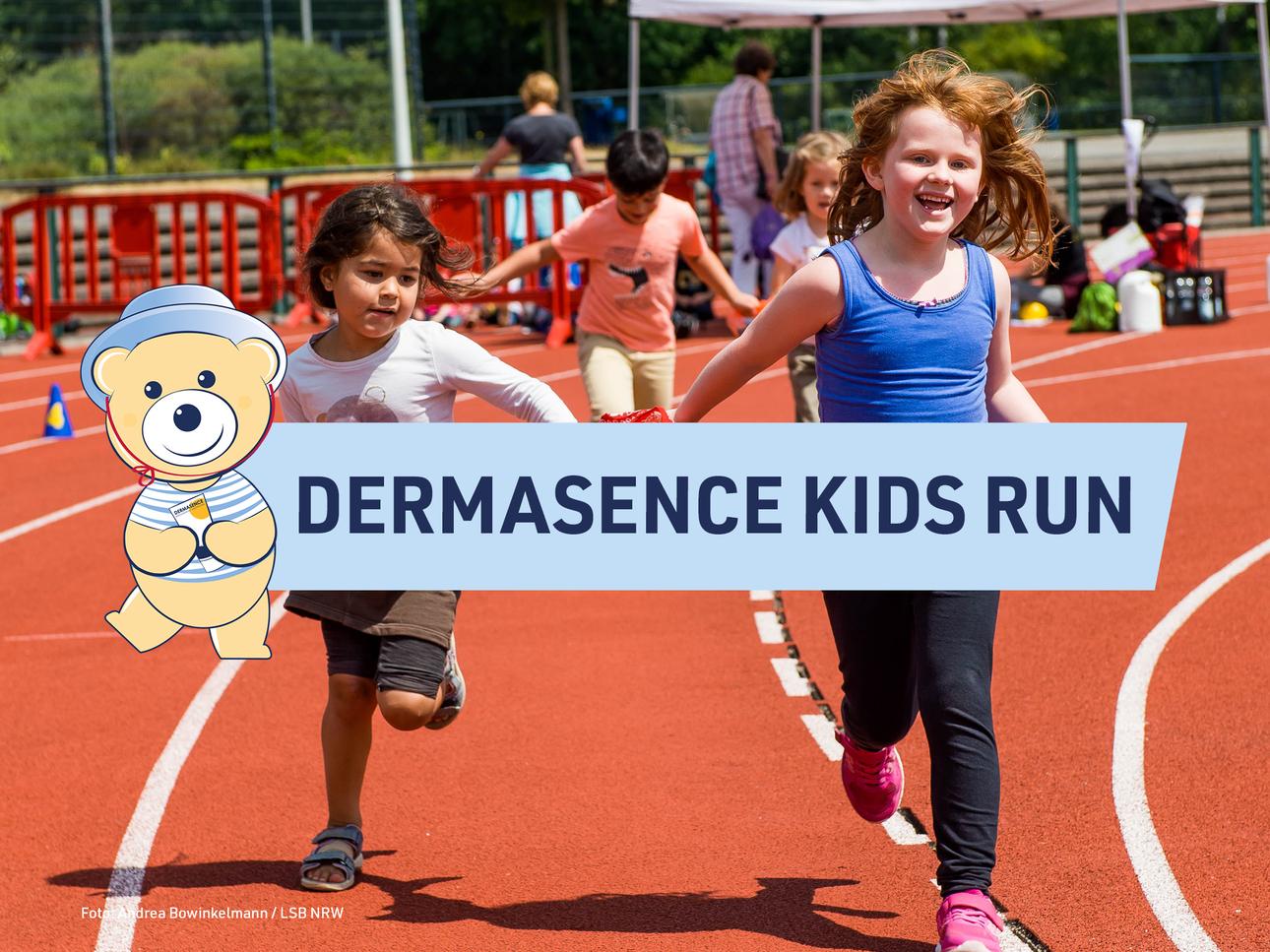 Dermasence Kids Run: In diesem Jahr gleich 3 Läufe für Kinder Zwei Kinder rennen fröhlich auf einer roten Laufbahn während des Dermasence Kids Run-Events.