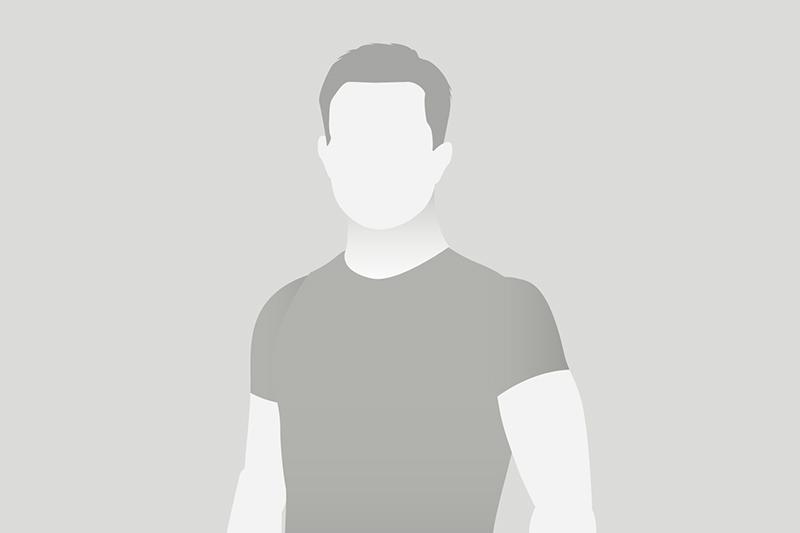 Silhouette eines Mannes mit kurzem Haar, in einem grauen T-Shirt vor einem hellgrauen Hintergrund.