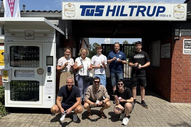 Das Team der TuS-Geschäftsstelle testet den neuen Eisautomaten